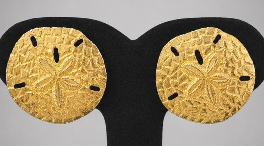 Vintage Shiny Gold Sand Dollar Clip-On Earrings, Embossed Figural Sea Life gc19 - Picture 1 of 5